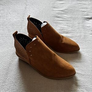 Cognac Tan Studded Laser Cut Ankle Booties Low Block Heel Size 39 / 8